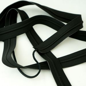 Schwarzes Gummiband für Gummizug mit integriertem, schwarzem Kordel für den Bund von Turnhosen.