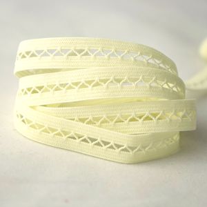 Weiches, dünnes Gummiband in gelb in Netzoptik - 12mm breit in 3m-Packung.
