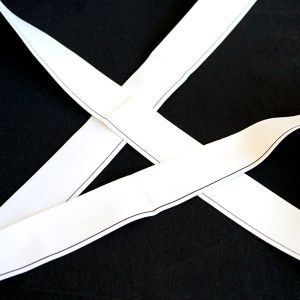 Breites, eher dünnes Gummiband in weiss mit einem dünnen, schwarzen Streifen an einer Kante - für Slips, Unterhosen - in 5m-Budgetpackung.