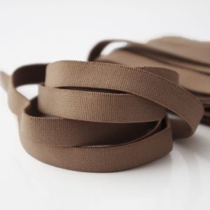 Weiches, mittelstarkes Gummiband in dunkler Hautfarbe für Unterwäsche, Tanzbekleidung, Badeanzüge oder hautenge Oberbekleidung