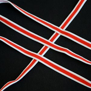 Schmales, weiches, mittelstrakes Gummiband in rot-weiss für Unterwäsche und hautenge Bekleidung. 