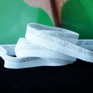 Weisses Gummiband mit Glitzerstreifen in silber für Bekleidung und Deko - 10mm breit, 5m