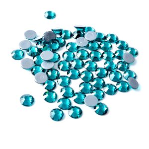 Nahaufnahme glänzender Blue Zircon Hotfix Glas-Strasssteine (SS10). Zeigt Details der Facetten und den schmelzenden Kleber für Textilien. Ideal für DIY.
