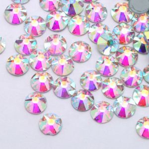Nahaufnahme glänzender Crystal Aurore Boreale Hotfix Glas-Strasssteine (SS30). Zeigt Details der Facetten und den schmelzenden Kleber für Textilien. Ideal für DIY.