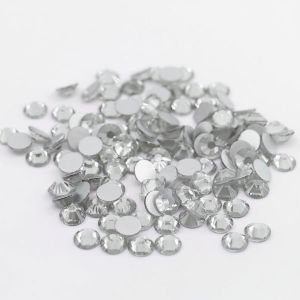 Glitzernde Crystal Flatback Hotfix Strasssteine SS6 in Grosspackung (24000 Stk.). Zeigt die Qualität und den lässigen Glanz der Glassteine. Zum Basteln & DIY!