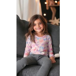 Kleines Mädchen im Langarm-T-Shirt aus Jersey Stoff Schmetterling (Lachs/Pink). Weiche Baumwoll-Meterware für Kinderkleidung & Damenmode bei Spitzentraum.ch.