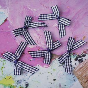 Dunkelblau-weiss karierte Zierschleifen aus Webband im 5er-Set für Trachten & Dirndl. Fest versiegelte Kanten, ca. 5x4 cm gross. Ideal zum Aufnähen.