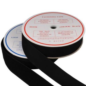 Klettverschluss-Set in schwarz, 20mm breit, bestehend aus Hakenband und Flauschband zum Aufnähen auf Textilien, geeignet für Kleidung und Heimtextilien.