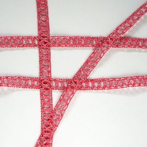 Nahaufnahme einer pink melange Klöppelspitze mit glänzenden Lurexfäden, Chanel-Stil, 11 mm breit, mit zwei geraden Kanten auf neutralem Hintergrund.