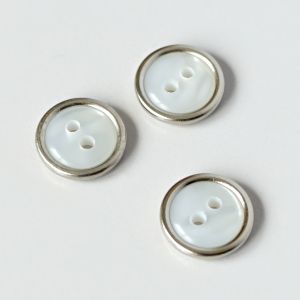 Weisser Kunststoffknopf mit Metallrand - 12mm