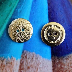 Goldener 20mm Metallknopf mit detailliertem Mandala-Muster. Ansicht der gravierten Vorderseite und der flachen 2-Loch-Rückseite. Ideal für Jacken & Taschen.