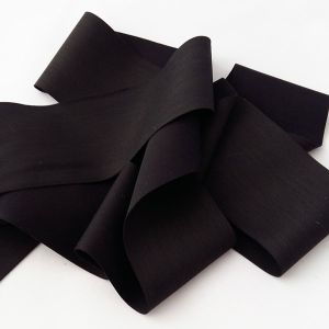 Feines, sehr dünnes, weiches Lycraband für Unterwäsche und hautnahe Bekleidung. Glatt und hauchdünn, trägt unter der Kleidung nicht auf.