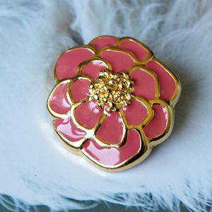 Massiver Metall-Ösenknopf Kamellie (Chanel-Stil) in Gold & Pink. 3 cm grosser, schwerer Blumenknopf für Jacken & Mäntel. Exklusives Design von Spitzentraum.
