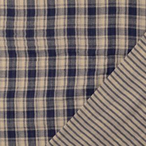 Nahaufnahme der Rückseite des Doubleface-Musselins mit feinem Streifenmuster in Blau und Ecru. Ideal für kontrastreiche Details an Säumen oder Belegen.