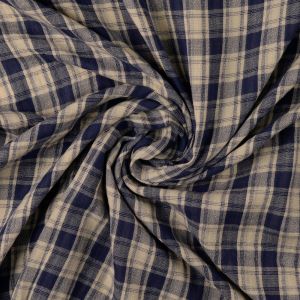 Blau-ecru gewobener Musselin mit Karomuster auf der Vorderseite. Die charakteristische, weiche Crinkle-Struktur des Baumwollstoffes ist gut sichtbar.