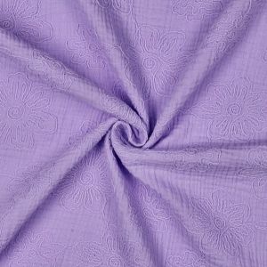 Detailaufnahme eines Musselin Stoffes in flieder mit Ton-in-Ton Blumenstickerei. Die mittelgrossen Blüten heben sich dezent vom gewebten Hintergrund ab.
