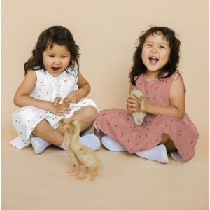 Kinderkleider aus Herzchen-Musselin Jeansblau: Zwei lachende Kinder in selbstgen&auml;hten, luftigen Sommerkleidern aus dem weichen Baumwollstoff von Spitzentraum.ch.