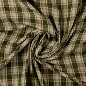 Oliv-ecru gewobener Musselin mit Karomuster auf der Vorderseite. Die charakteristische, weiche Crinkle-Struktur des Baumwollstoffes ist gut sichtbar.