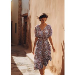 Sommerliches Damenkleid aus Leoparden-Musselin: Anwendungsbeispiel f&uuml;r den luftigen Stoff als elegantes, knielanges Sommerkleid.