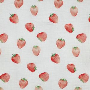 Nahaufnahme Musselin Stoff rote Erdbeeren auf Weiss: Detailansicht der weichen Double Gauze Webware mit klassischem Erdbeermotiv f&uuml;r sommerliche N&auml;hprojekte.