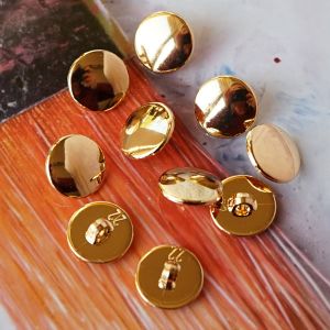 Goldene 13mm Ösenknöpfe, spiegelglatte und leicht abgerundete Oberfläche, stabile Öse auf der Rückseite. Ideal für festliche Blusen und elegante Accessoires.