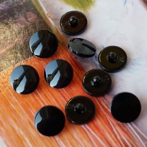 Schwarze 15mm Ösenknöpfe aus Kunststoff, spiegelglatte und leicht abgerundete Oberfläche, Rückseite mit stabiler Öse. Ideal für elegante Blusen und Festtagsmode.