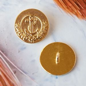 Goldfarbener 15mm Metall-Ösenknopf mit geprägtem Anker und horizontaler Streifen-Struktur. Rückseite mit stabiler Metallöse. Ideal für maritime Mode.