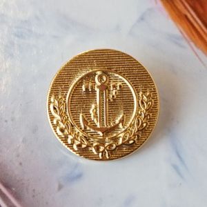 Maritimer Metallknopf Messing (20mm) mit geprägtem Anker & Streifen-Design. Vorder- und Rückseite mit stabiler Öse. Perfekt für Blazer & Poloshirts.