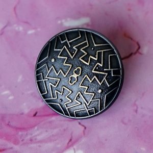 Nahaufnahme: Metallknopf 20mm Anthrazit mit detailliertem geometrischem Runen-Relief. Rustikaler Ethno-Knopf ideal für Mäntel & Mittelalter bei Spitzentraum.ch.