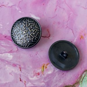 Massiver 23mm Metall-Ösenknopf in Anthrazit mit geometrischem Runen-Muster & heller Prägung. Ansicht der Relief-Vorderseite und stabilen Rückseiten-Öse.