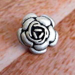Silberfarbener Metall-Ösenknopf in Rosenform (17mm). Detaillierte Blütenstruktur mit schwarzer Patina im Shabby Chic Look für Strickjacken.