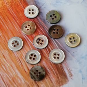 12mm Perlmuttknöpfe mit schützender Kunstharzbeschichtung, irisierende Oberfläche, 4-Loch, extrem robust, für Blusen und Kinderkleidung.
