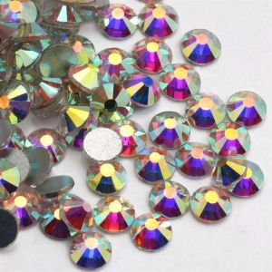 Funkelnde Hotfix Strasssteine (Crystal Aurore Boreale), Premium Qualität, SS6. Brillant geschliffenes Glas für intensiven Glanz. Ideal für luxuriöse Designs an Kleidung & Accessoires.