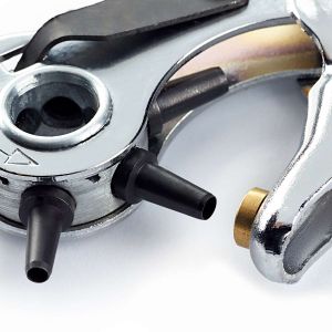 Revolver-Lochzange von Prym mit 6 Verstellungsmöglichkeiten von 2.5 bis 5mm Durchmesser.