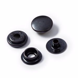 Vierteiliges Druckknopf-Set von Prym in Schwarz-brüniert. Gezeigt werden Kappe, Federteil, Kugelteil und Niet im Detail für eine präzise Verarbeitung.