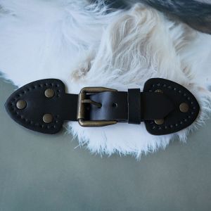 Taschenverschluss aus schwarzem Kunstleder, 14cm lang, mit kupferfarbener Schnalle und Zierösen. Dreieckige Endstücke mit vorgestanzten Löchern zum Aufnähen.