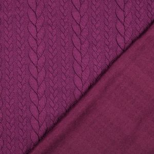 Romanit Strickstoff mit Zopfmuster in der Farbe aubergine. Detailaufnahme der Jaquard-Struktur und der glatten Rückseite.