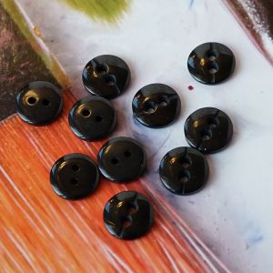 Schwarze 12mm Kunststoffknöpfe, 2-Loch mit Rinne für den Faden, glatte abgerundete Oberfläche, leicht glänzend. Geeignet für Blusen, Hemden und Accessoires.