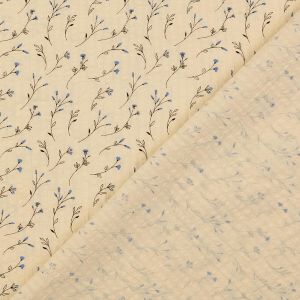 Nahansicht der Stoffrückseite des Seersucker-Gewebes. Zeigt die feine Webart und den weichen Fall des hellen Baumwollstoffes mit Blumenmuster.