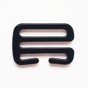 Nahaufnahme von einem speziellen BH-Schieber 15mm Durchlass. Metallschieber für BH-Träger, stabil & strapazierfähig fürs BH-Nähen.