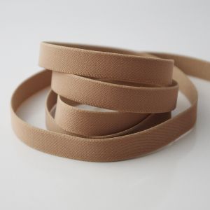 Glattes, mittelstarkes Trägergummiband für BHs und Tops in matt beige/hautfarbe. Die Rückseite ist flauschig angeraut.