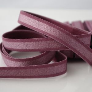 Weiches, mittelstarkes Trägergummiband für BH und Bekleidung in der Farbe Plum - 12mm breit. Die Packung enthält 4m Trägergummiband.