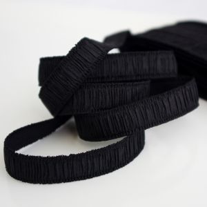 Trägergummi mit Crash-Optik in der Farbe schwarz. Perfekt für BHs, Tops oder Kleider. Top Qualität aus Europa - günstiger Preis.