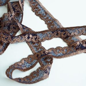Tüllstickerei-Spitze in rosegold-blau - 25mm