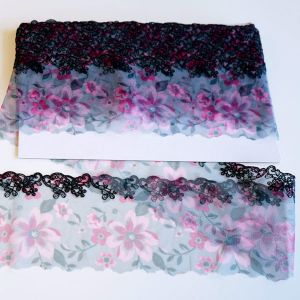Tüllstickerei auf nicht elastischem Mesh bedruckt mit Blumenmuster in pink-schwarz - für Bekleidung und Unterwäsche.