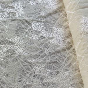 Spitze in ivory (helles ecru)
