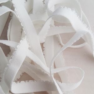 Unterbrustgummi fürs BH-Nähen in weiss - der Gummi hat eine Spitzenkante und eine gerade Kante ausserdem eine glatte und eine flauschige Fläche. Weiche, starke Qualität.
