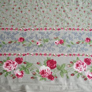 Klassischer, bielastischer Viskose - Modal Jersey Stoff, mit feinen Rosenmotiven und Bordüre auf beiden Kanten. Der Stoff ist beige, die Rosen sind rosa, pink und grün.