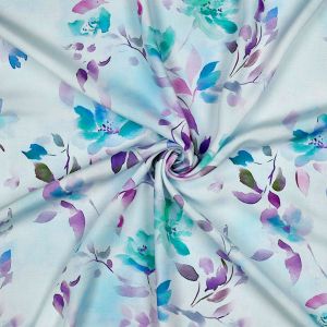 Fliessender Viskose-Stoff drapiert: Darstellung des weichen Falls und der glatten Textur des Aqua-Violett gemusterten Stoffes.