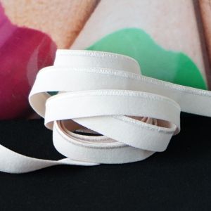 Weiches, feines Wäschegummiband für Unterwäsche in hellbeige mit leicht glänzendem Dekostreifen